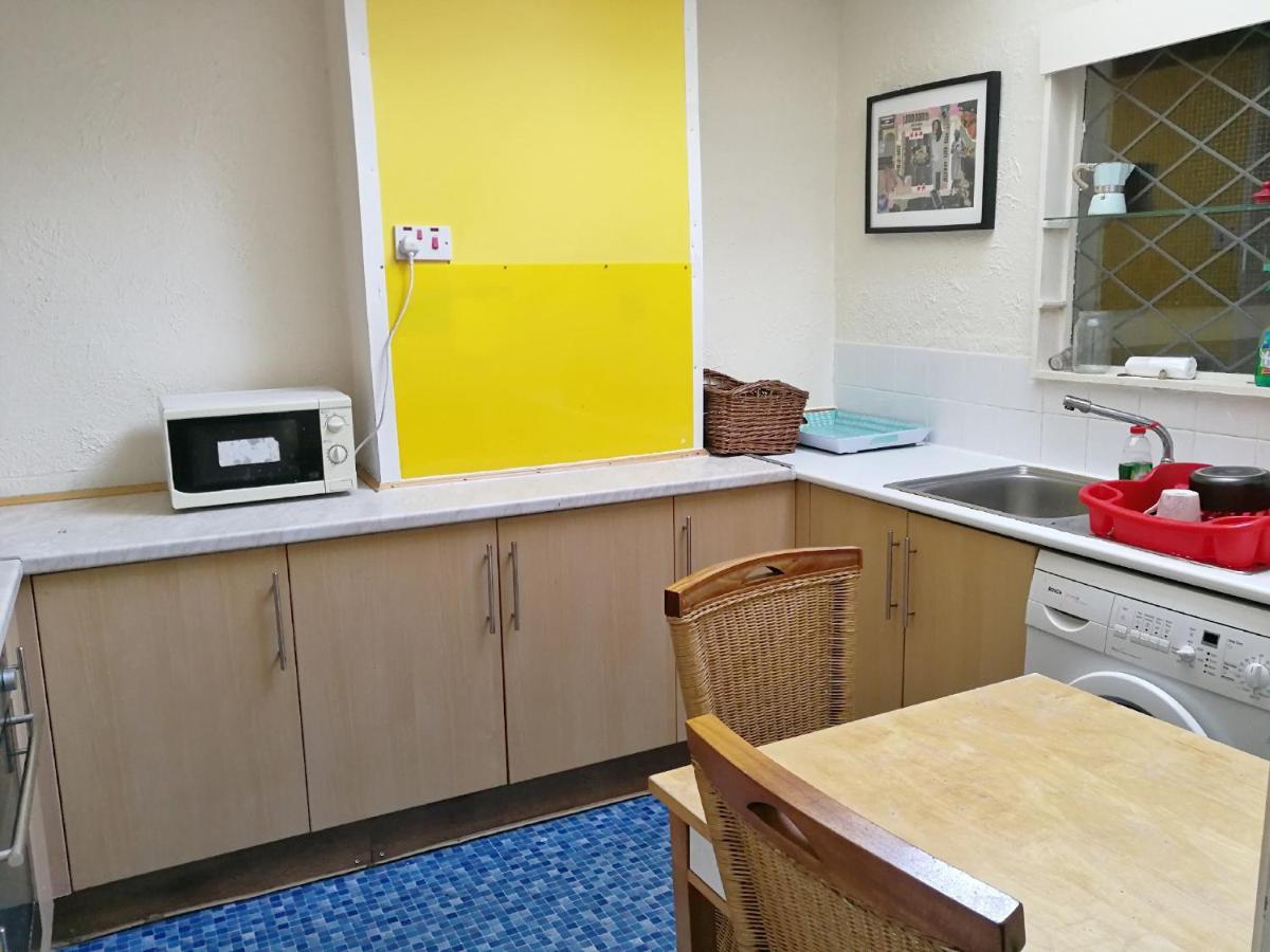 A Double Bedroom Near Glasgow City Centre Not In Great Condition Suitable For Short Stay Ngoại thất bức ảnh