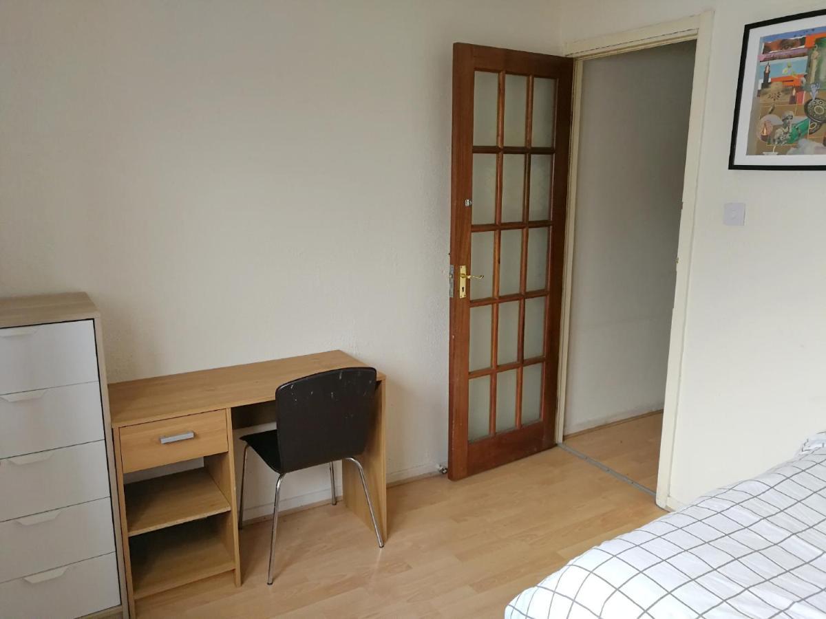 A Double Bedroom Near Glasgow City Centre Not In Great Condition Suitable For Short Stay Ngoại thất bức ảnh