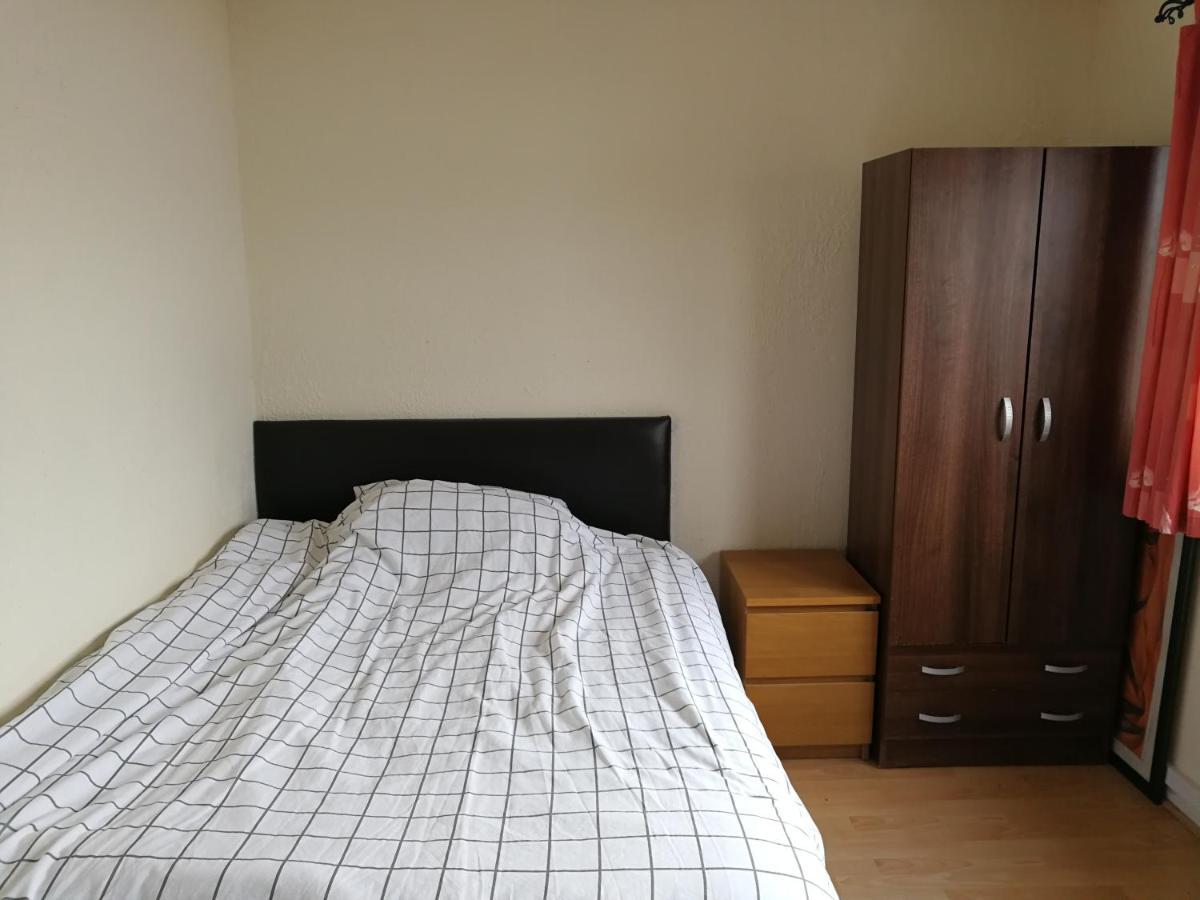 A Double Bedroom Near Glasgow City Centre Not In Great Condition Suitable For Short Stay Ngoại thất bức ảnh